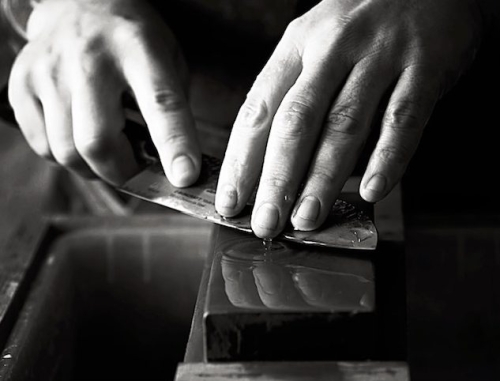 Apprenez à aiguiser un couteau sur pierre humide avec Niklas Ekelund (Boutique de Malmö)