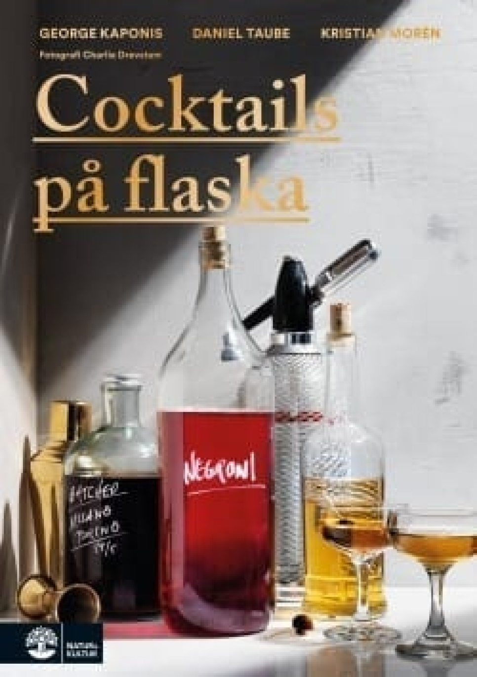 Cocktails på flaska de George Kaponis, Daniel Taube, Kristian Morén dans le groupe Cuisine / Livres de cuisine / Boissons et cocktails l\'adresse The Kitchen Lab (1355-15909)