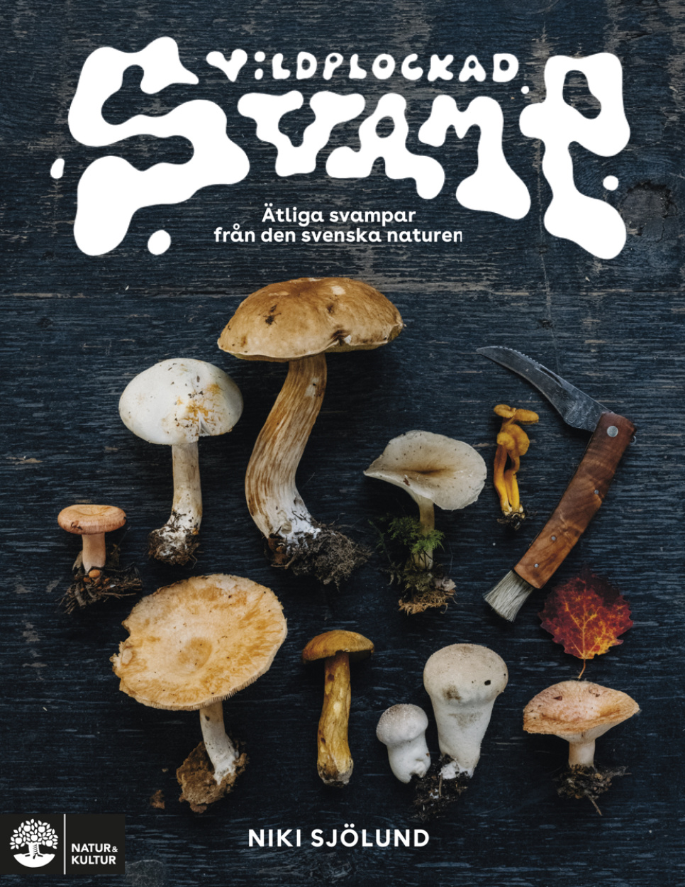 Champignons sauvages : champignons comestibles dans la nature suédoise par Niki Sjölund. dans le groupe Cuisine / Livres de cuisine / Autres livres de cuisine l\'adresse The Kitchen Lab (1355-27955)