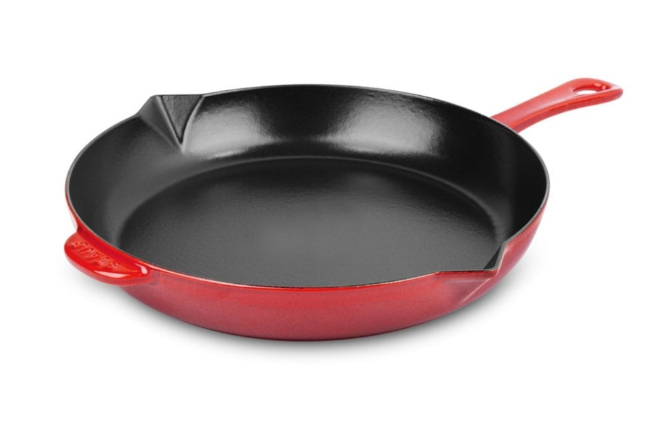 Poêle en fonte, 26 cm, rouge avec manche en fer - Staub dans le groupe Cuisine / Poêle à frire / Poêles à frire l\'adresse The Kitchen Lab (1418-12948)