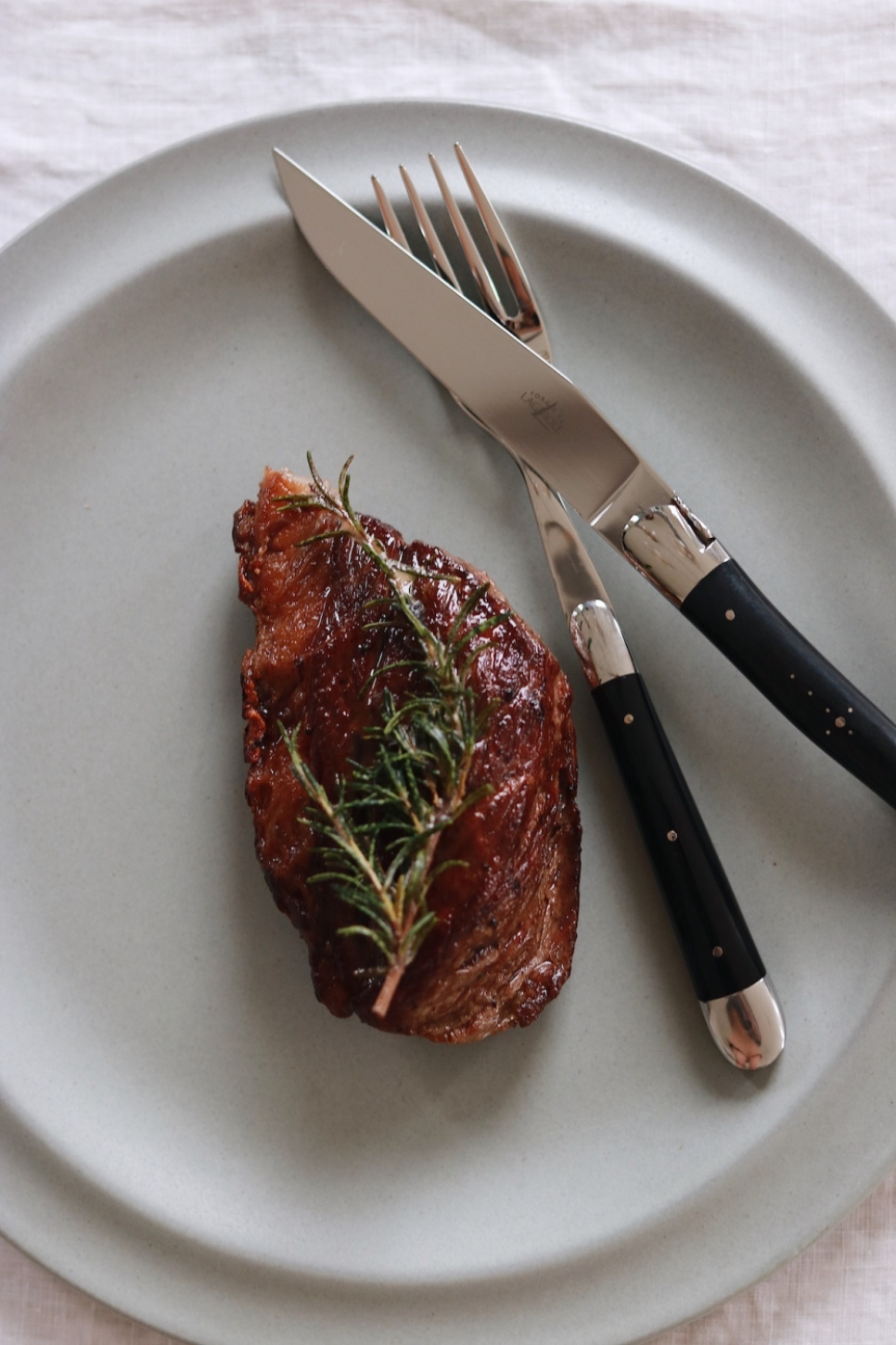 Six couteaux, manche en corne noire, poli, Tradition - Forge de Laguiole