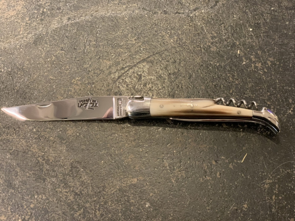 Couteau de cuisine à lame pliante et tire-bouchon - manche en corne claire dans le groupe Arts de la table / Couverts / Couteaux l\'adresse The Kitchen Lab (1446-23201)