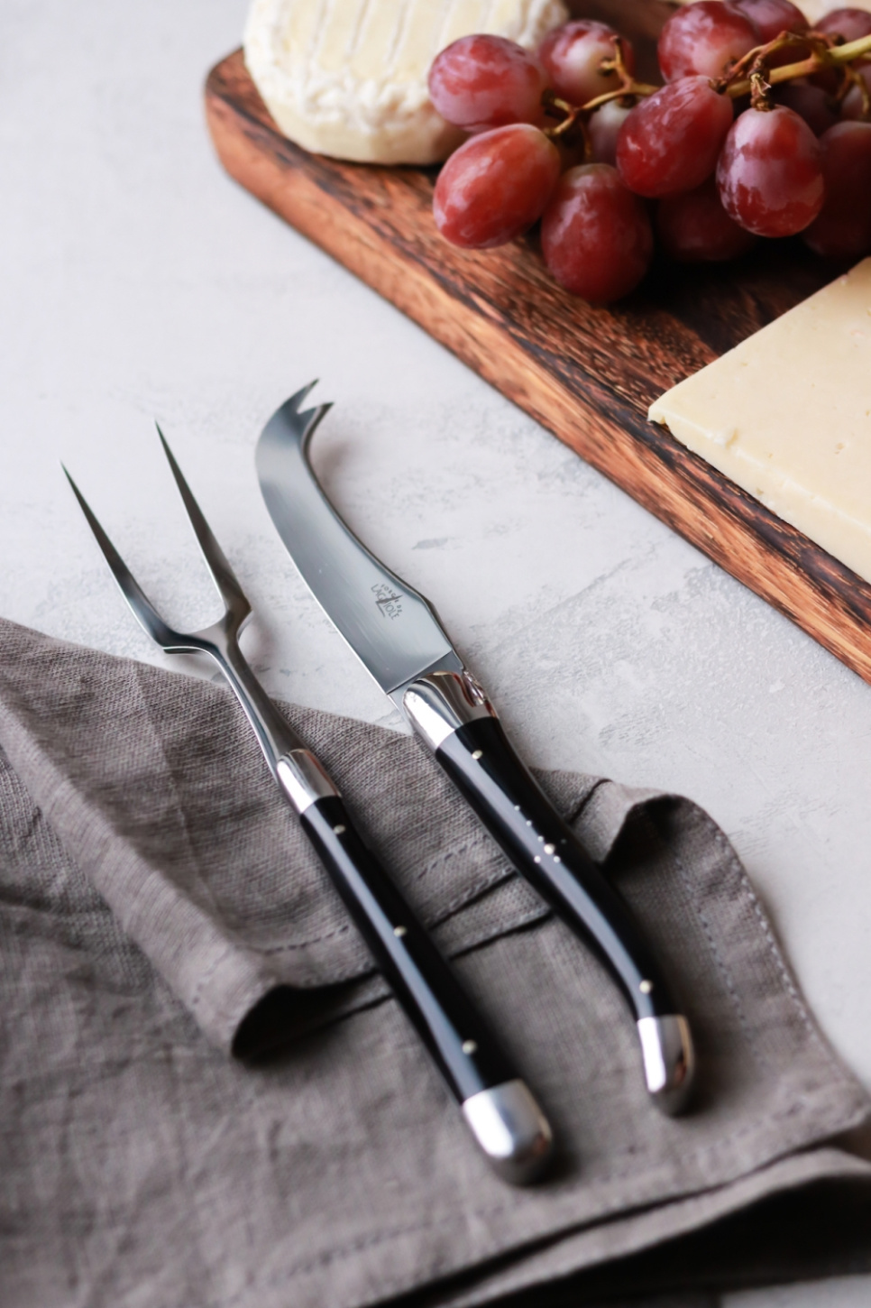 Service à fromage, manche en corne sombre, poli, Tradition - Forge de Laguiole