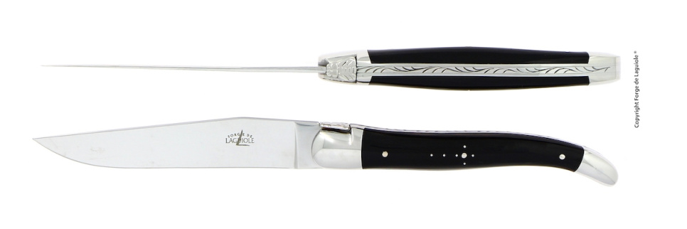 Deux couteaux, manche en corne noire, poli, Tradition - Forge de Laguiole dans le groupe Arts de la table / Couverts / Couteaux l\'adresse The Kitchen Lab (1446-32894)