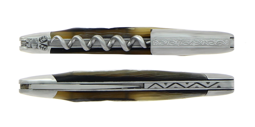 Couteau de sommelier en corne Aubra, damasquiné avec décoration, Collection - Forge de Laguiole dans le groupe Cocktails et Vin / Accessoires pour le vin / Couteaux de sommelier et ouvre-bouteilles l\'adresse The Kitchen Lab (1446-32954)