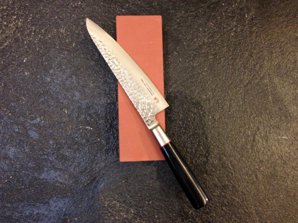 Cours de meulage avec une pierre à aiguiser humide, étape 1 dans le groupe Cuisine / Couteaux de cuisine / Entretien des couteaux / Autre entretien des couteaux l\'adresse The Kitchen Lab (1450-13634)
