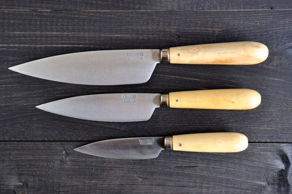 Coffret 3 couteaux en acier au carbone et rouleau - Pallarès dans le groupe Cuisine / Couteaux de cuisine / Set de couteaux l\'adresse The Kitchen Lab (1451-14539)