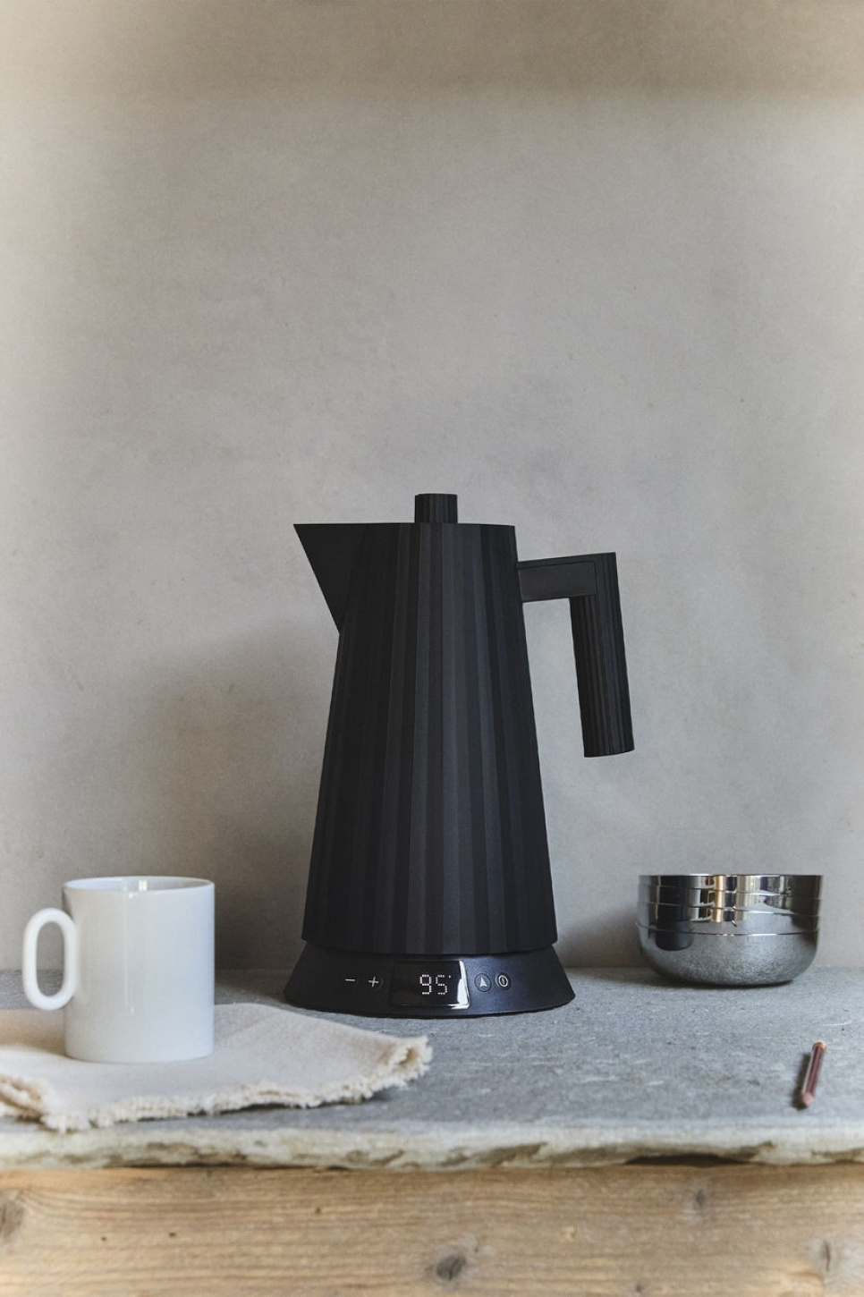 Bouilloire avec contrôle de la température, Plissé, Noir - Alessi
