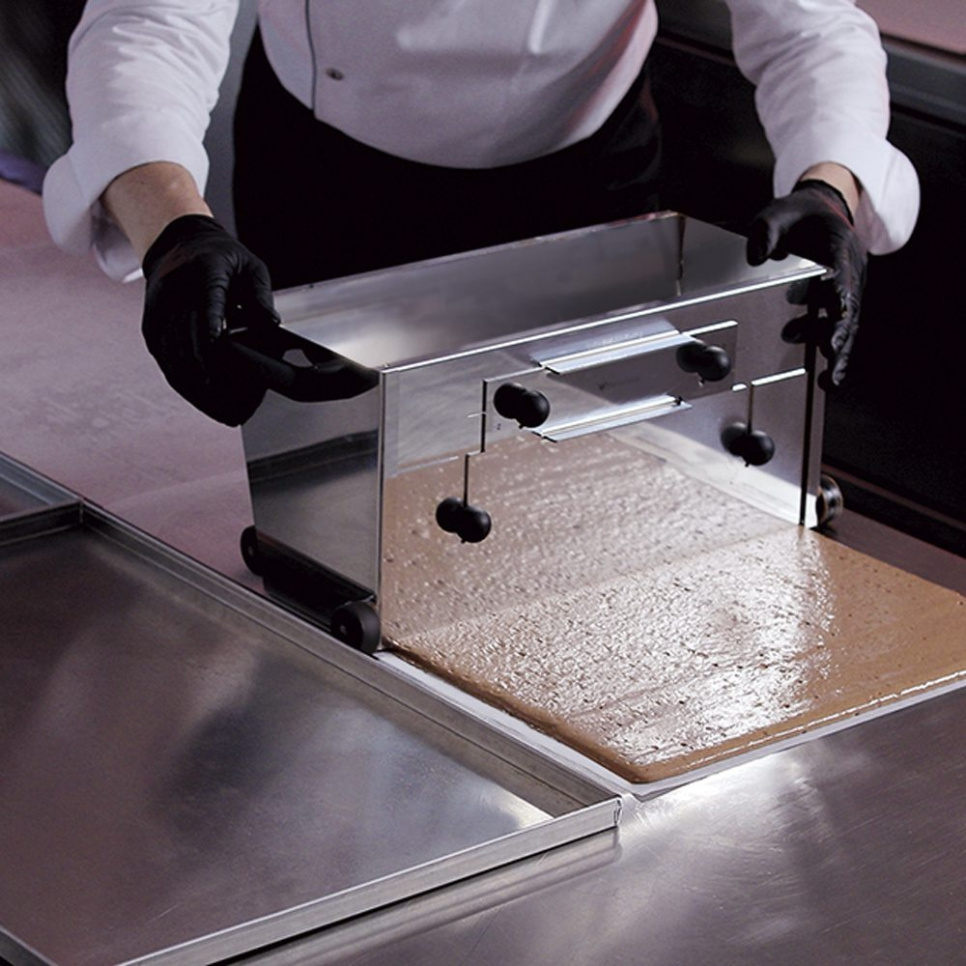 Niveau, Traîneau de haute précision pour gâteaux moelleux - Martellato dans le groupe Pâtisserie / Ustensiles à pâtisserie / Accessoires pour la pâtisserie l\'adresse The Kitchen Lab (1710-26870)