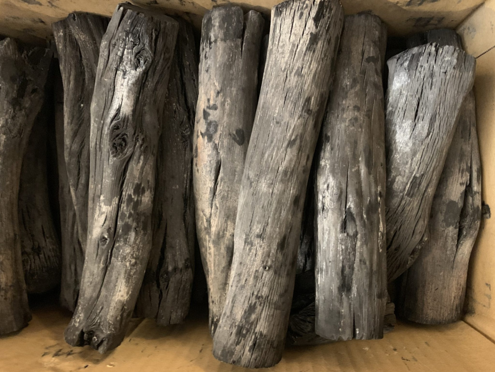 Binchotan, charbon de bois japonais dans le groupe Barbecues, plaques de cuisson et Fours / Barbecue à charbon et à briquettes / charbon de bois l\'adresse The Kitchen Lab (1731-27821)