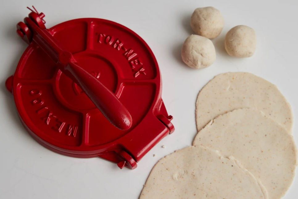 Presse à tortillas en fonte, rouge, avec Servilleta – Verve Culture