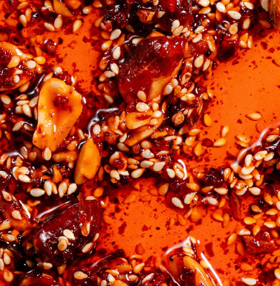 Extra Hot Peanut Rãyu, Huile pimentée croustillante avec cacahuètes et sésame, 240 g - White Mausu