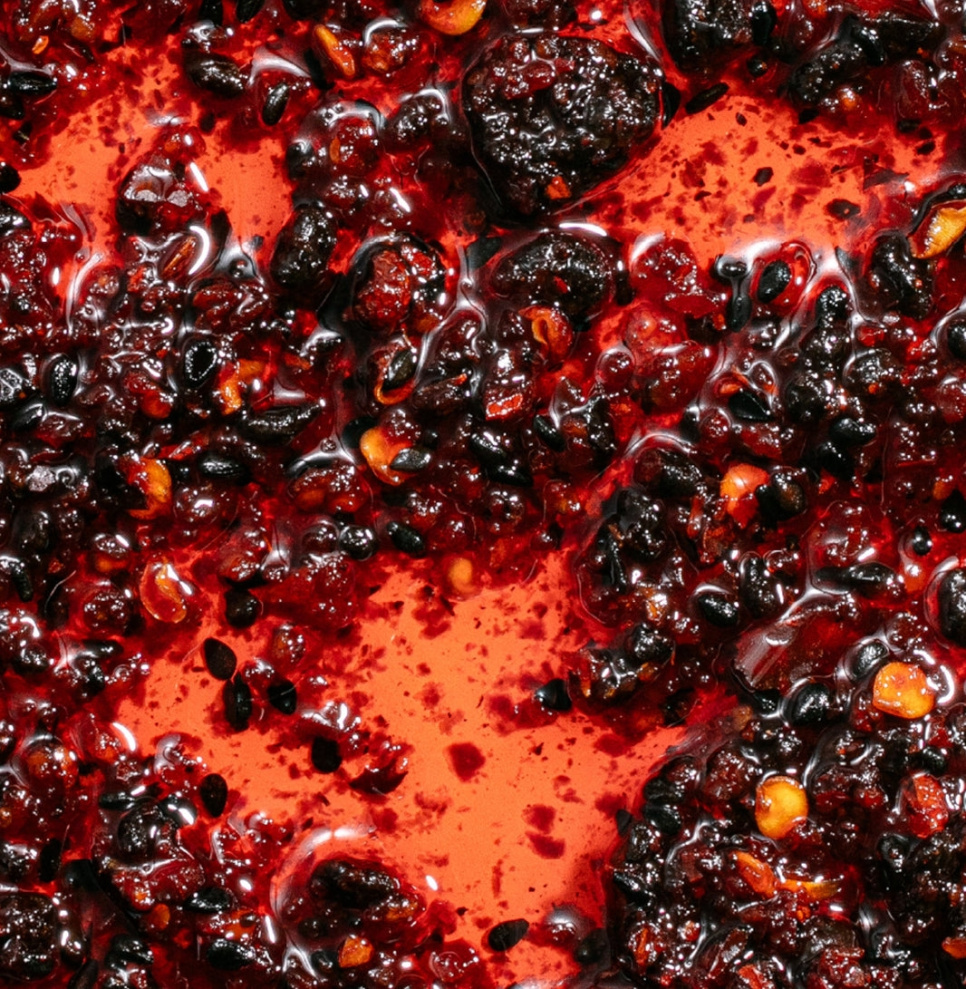 Black Bean Rãyu, huile de piment croustillante aux haricots noirs et au miso, 240 g - White Mausu